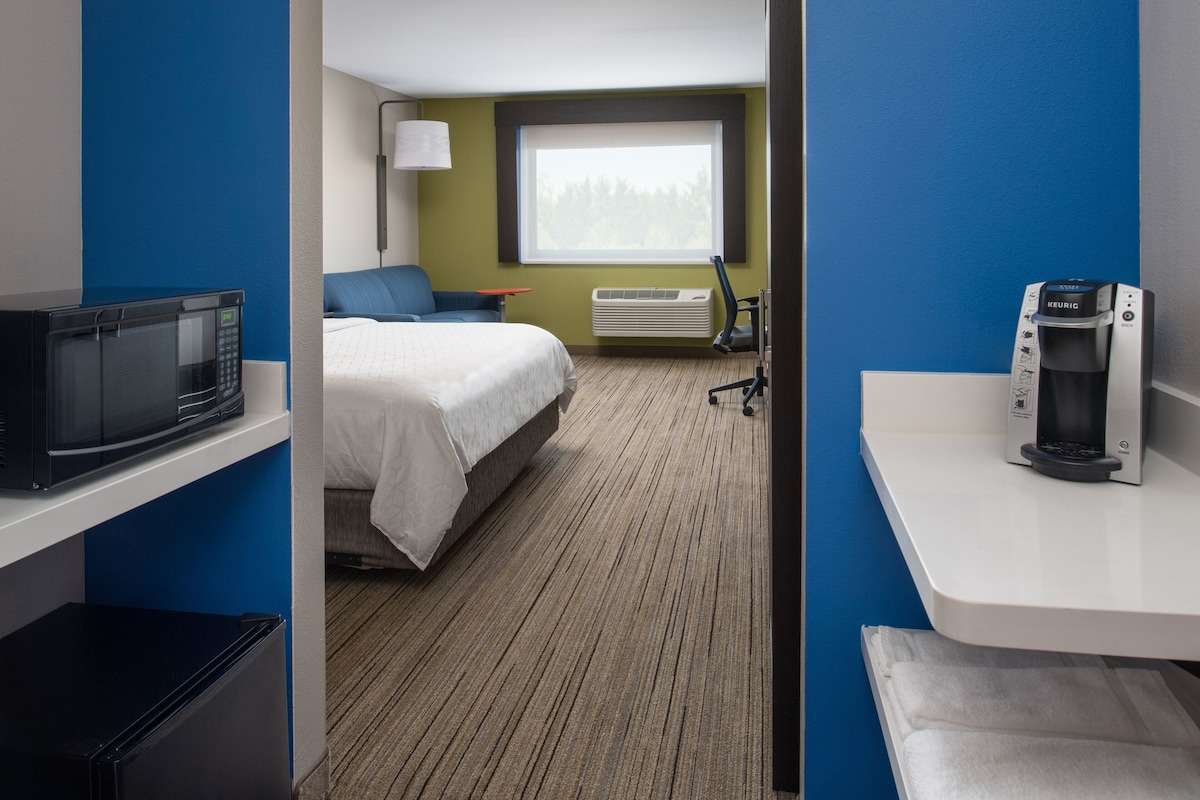 Suite, 1 King Bed | In-room safe, desk, laptop workspace, blackout drapes