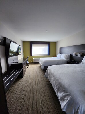 In-room safe, desk, laptop workspace, blackout drapes - Holiday Inn Express & Suites Camas - Vancouver by IHG (Camas)