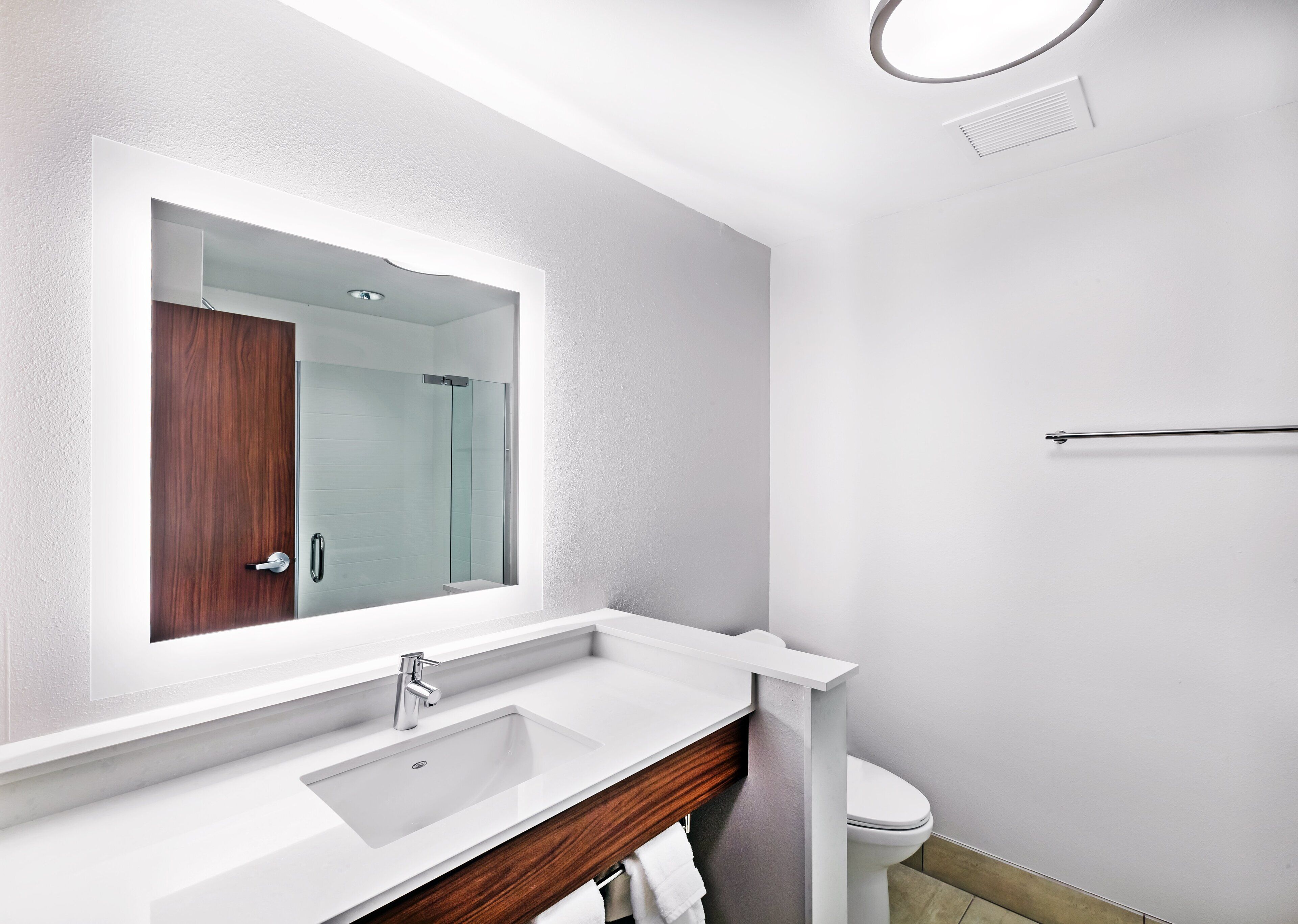 standard room, 1 king bed | bathroom | deep-soaking bathtub, free toiletries, hair dryer, towels