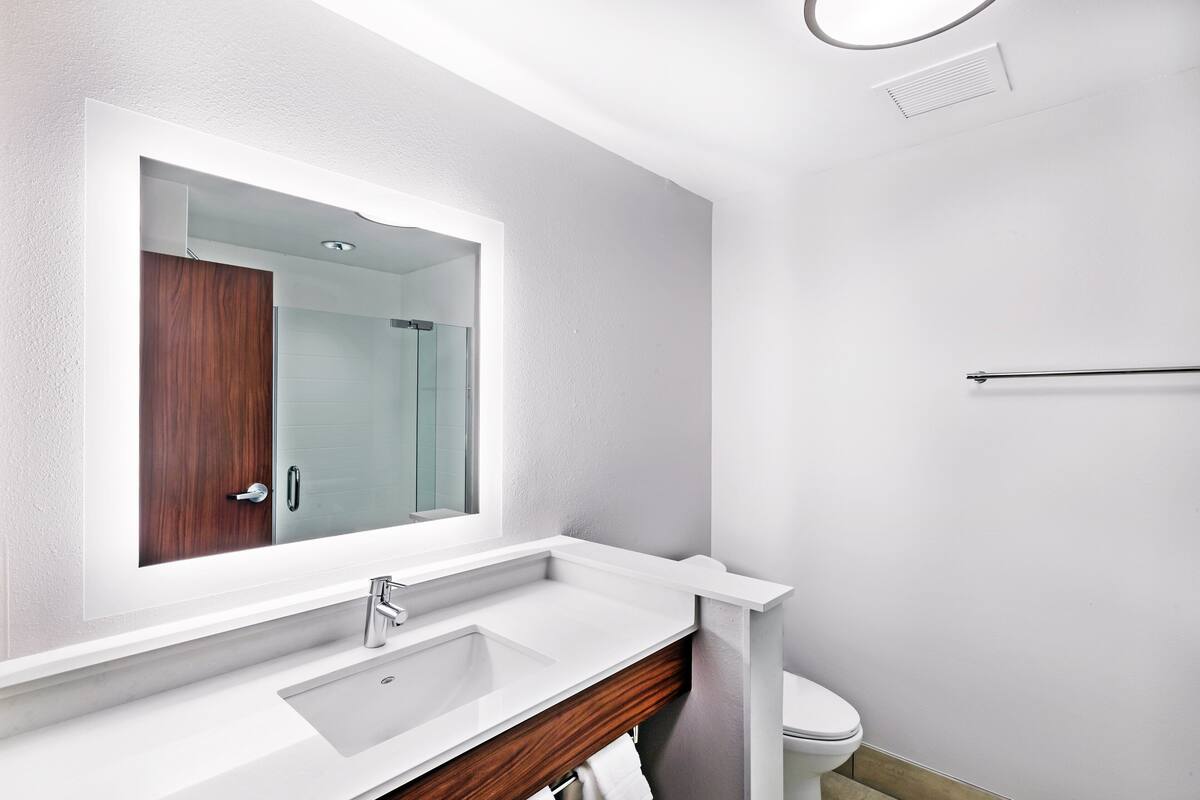 standard room, 1 king bed | bathroom | deep-soaking bathtub, free toiletries, hair dryer, towels