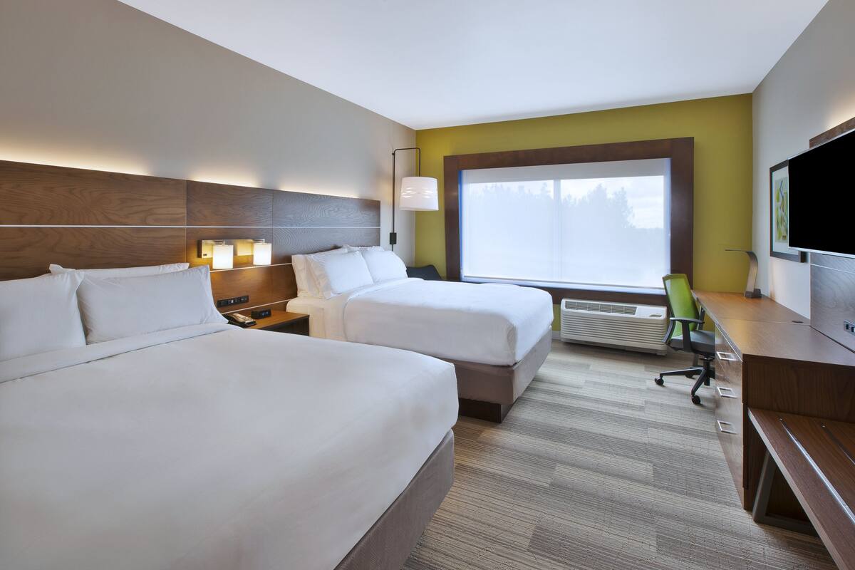 Standard Room, 2 Katil Ratu (Queen) | Peti besi dalam bilik, meja, ruang kerja komputer riba 
