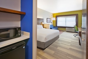 In-room safe, desk, laptop workspace, blackout curtains - Holiday Inn Express & Suites South Hill by IHG (South Hill)