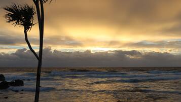 Fachada da propriedade à noite