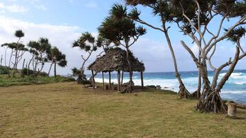 Na praia, areia branca, toalhas de praia