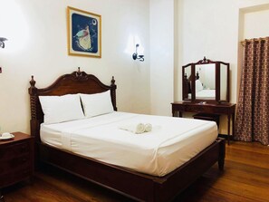 Habitación individual | Escritorio, tabla de planchar con plancha, wifi gratis y ropa de cama