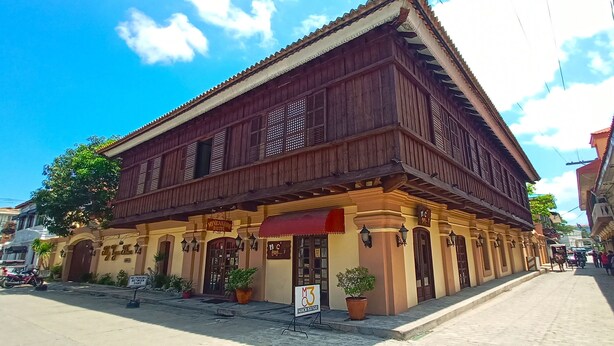 Un edificio de madera tradicional con un letrero que dice 'Hotel M3'.