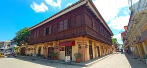 Um edifício de madeira tradicional com uma placa indicando 'Hotel M3'.