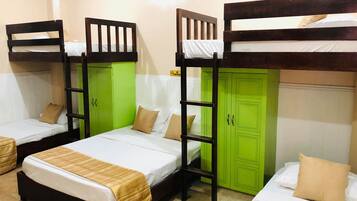 Habitació familiar | 1 dormitori, escriptori, planxa i posts de planxar i wifi gratuïta