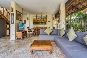 Vila exclusiva, 3 quartos, piscina particular (House of Emerald) | Área de estar | TV de tela plana 55 polegadas com canais digitais, smart TV