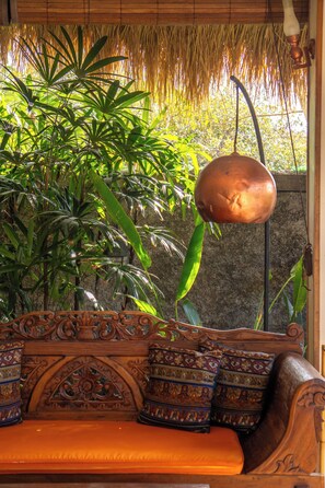 Vila exclusiva, 3 quartos, piscina particular, vista para o jardim (Flamboyant House) | Área de estar | TV de tela plana 55 polegadas com canais digitais, smart TV