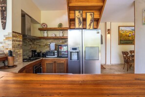 Vila exclusiva, 3 quartos, piscina particular (House of Emerald) | Cozinha privada | Geladeira grande, micro-ondas, chaleira elétrica, torradeira