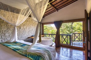 Caja de seguridad en la habitación y espacio para trabajar con laptop