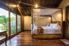 Vila exclusiva, 3 quartos, piscina particular, vista para o jardim (Flamboyant House) | 3 quartos, cofres nos quartos, espaço de trabalho para notebook