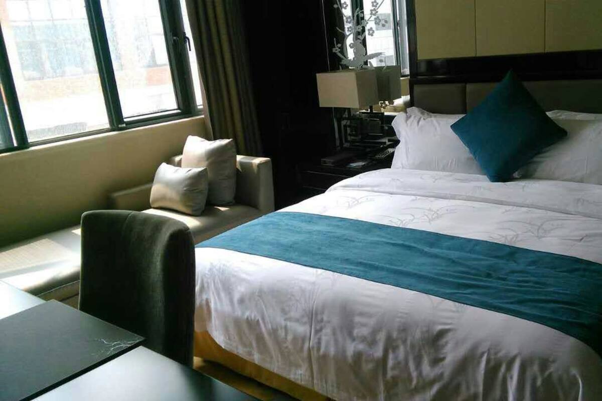 Quarto luxo, 1 cama Queen | Frigobar, cofres nos quartos, escrivaninha, cortinas blackout