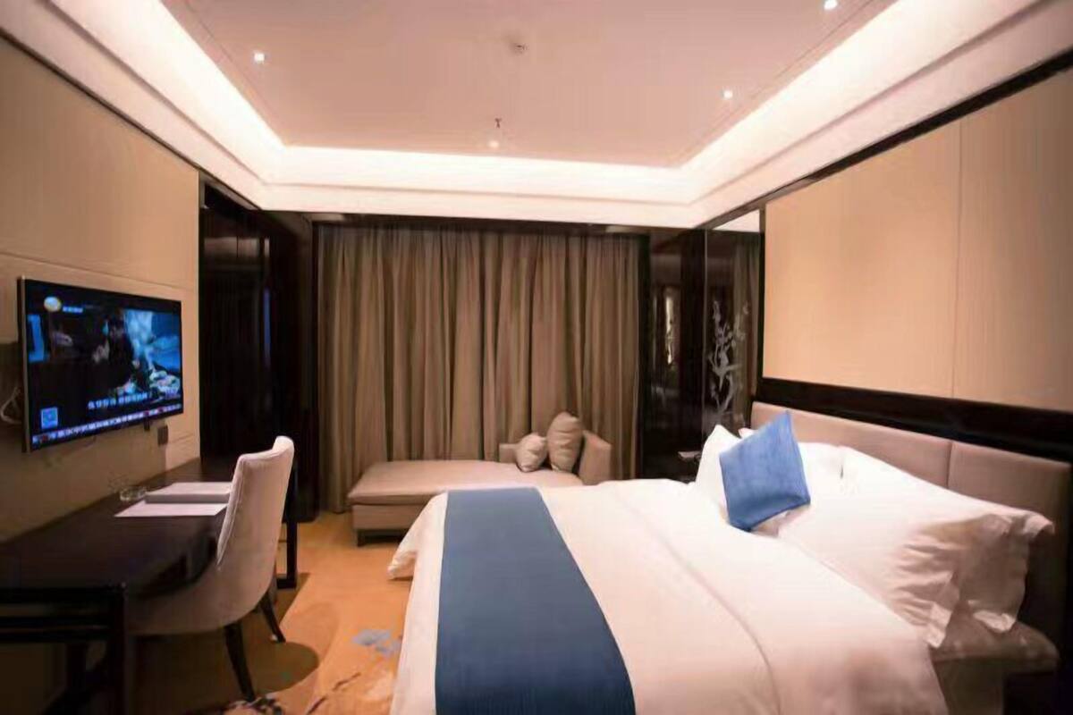 Frigobar, cofres nos quartos, escrivaninha, cortinas blackout