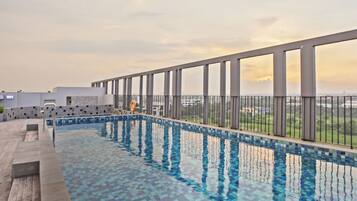 Útilaug, sólstólar