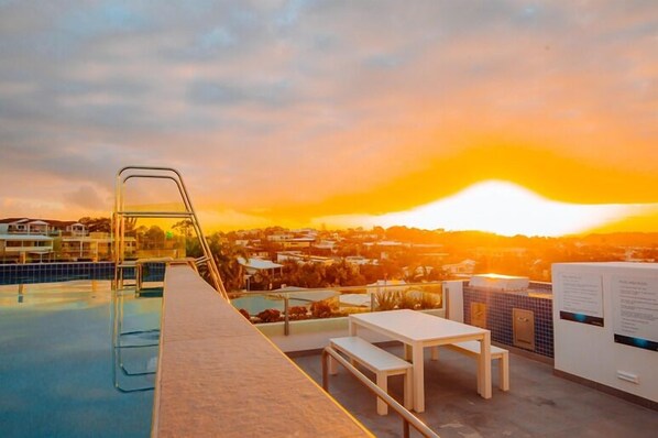 Una piscina al aire libre