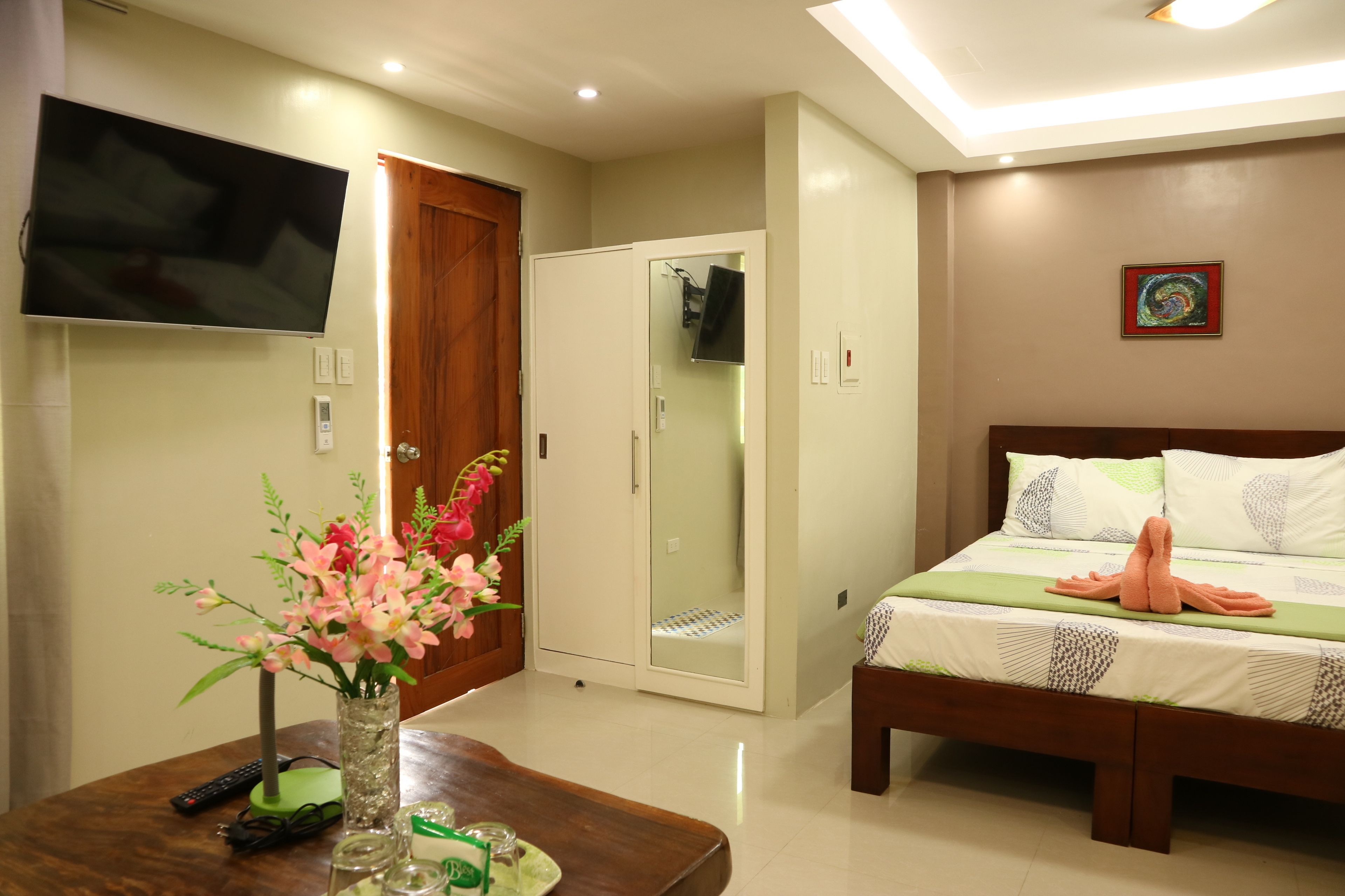 Habitación familiar | Tabla de planchar con plancha, wifi gratis y ropa de cama 