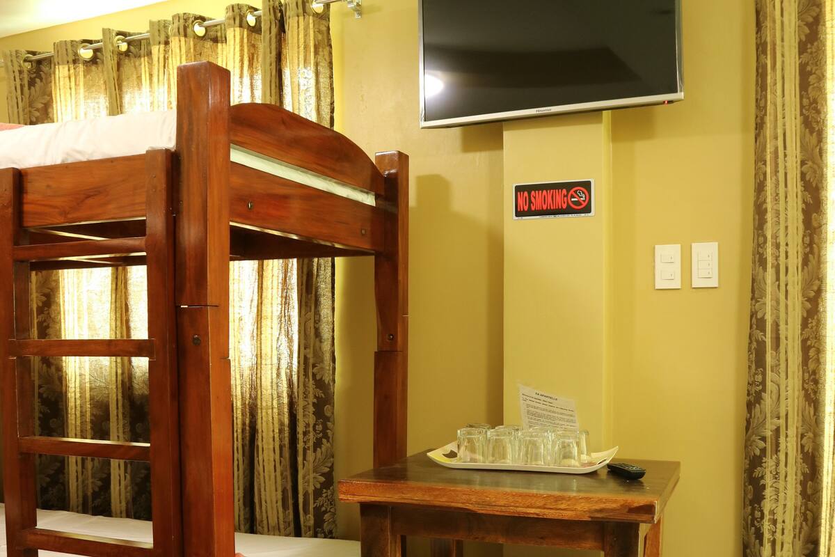 ห้องพักรวม (8 Bed) | เตารีด/โต๊ะรีดผ้า, Wi-Fi ฟรี, ผ้าปูที่นอน