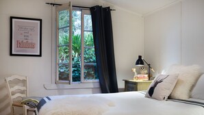 Unclassified image, 4 of 18, button - Botanica (Daylesford)