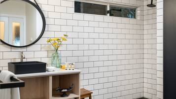 House, 2 Bedrooms | Bathroom | Separate bathtub and shower, hair dryer, towels