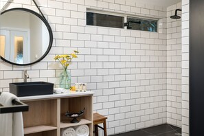 House, 2 Bedrooms | Bathroom | Separate tub and shower, hair dryer, towels - Botanica (Daylesford)