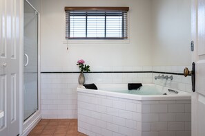 House, 3 Bedrooms | Bathroom | Free toiletries, hair dryer, towels, shampoo