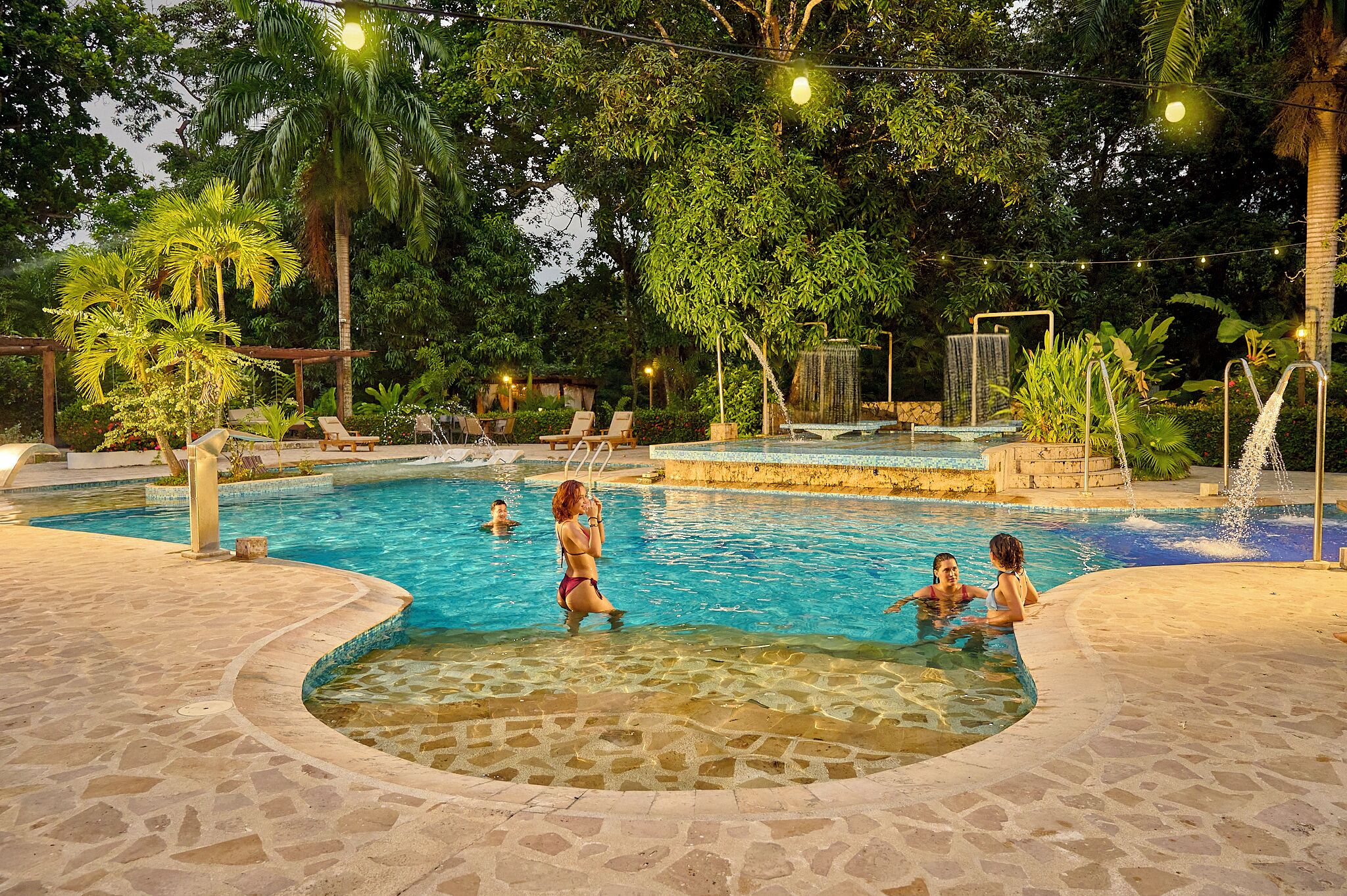 Piscina a l'aire lliure (horari: 08:00-21:00) i cabanes gratuïtes 