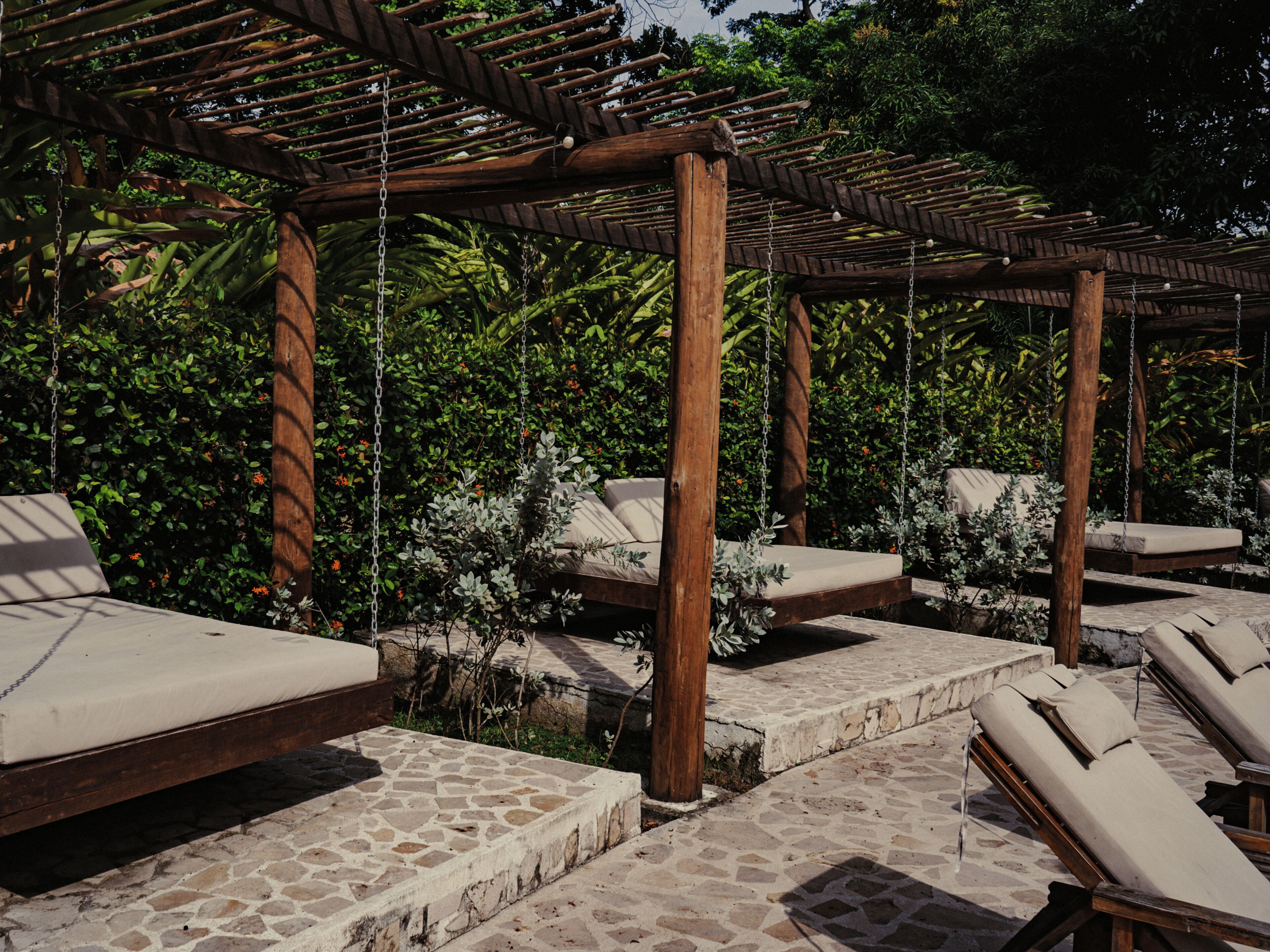 Una piscina al aire libre, camas de piscina gratis