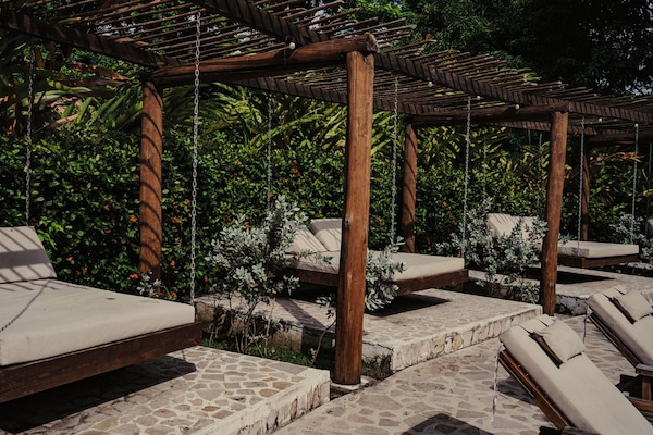 Una piscina al aire libre, camas de piscina gratis