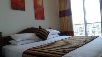 3 bedrooms, desk, iron/ironing board, free WiFi