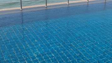 Piscina all'aperto, una piscina in terrazza