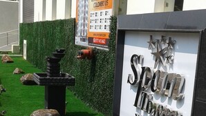A hotel entrance with a sign reading "Span the Flower" and a contact number. - Colombo Sea View Apartment (Colombo)