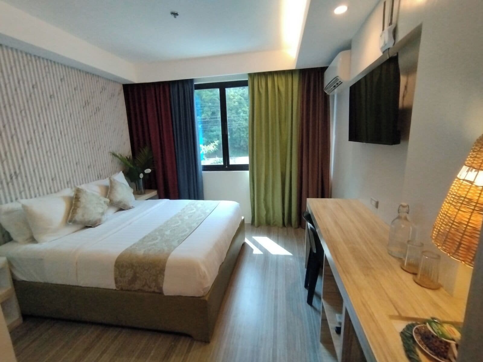 Deluxe Room, Pool View | Premium bedding, down comforters, desk, soundproofing