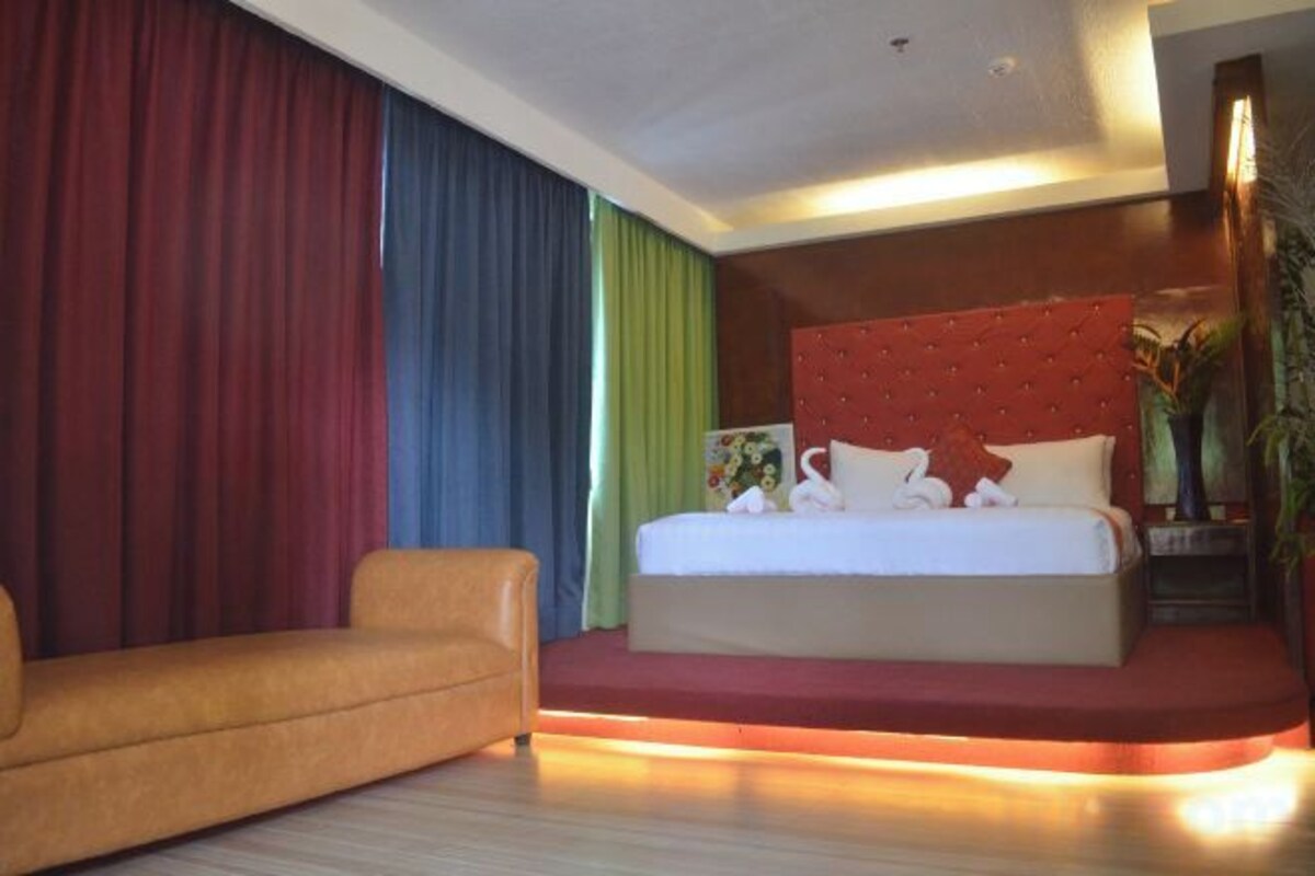 Premium bedding, down duvets, desk, soundproofing