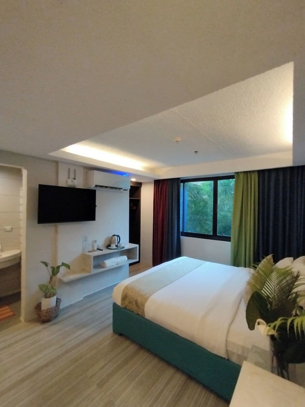 Deluxe Room | Premium bedding, down comforters, desk, soundproofing