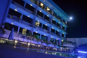 Façade de l’hébergement - soirée/nuit