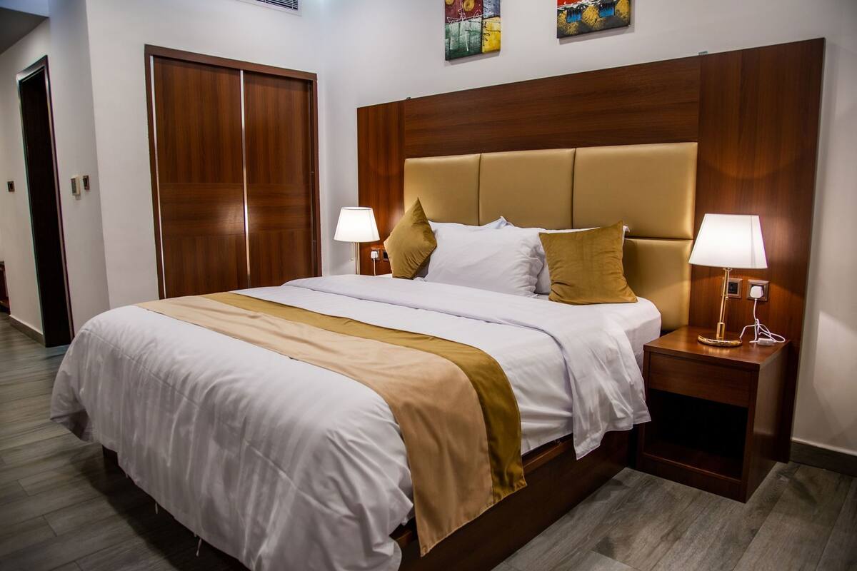 Egyptian cotton sheets, premium bedding, minibar, in-room safe