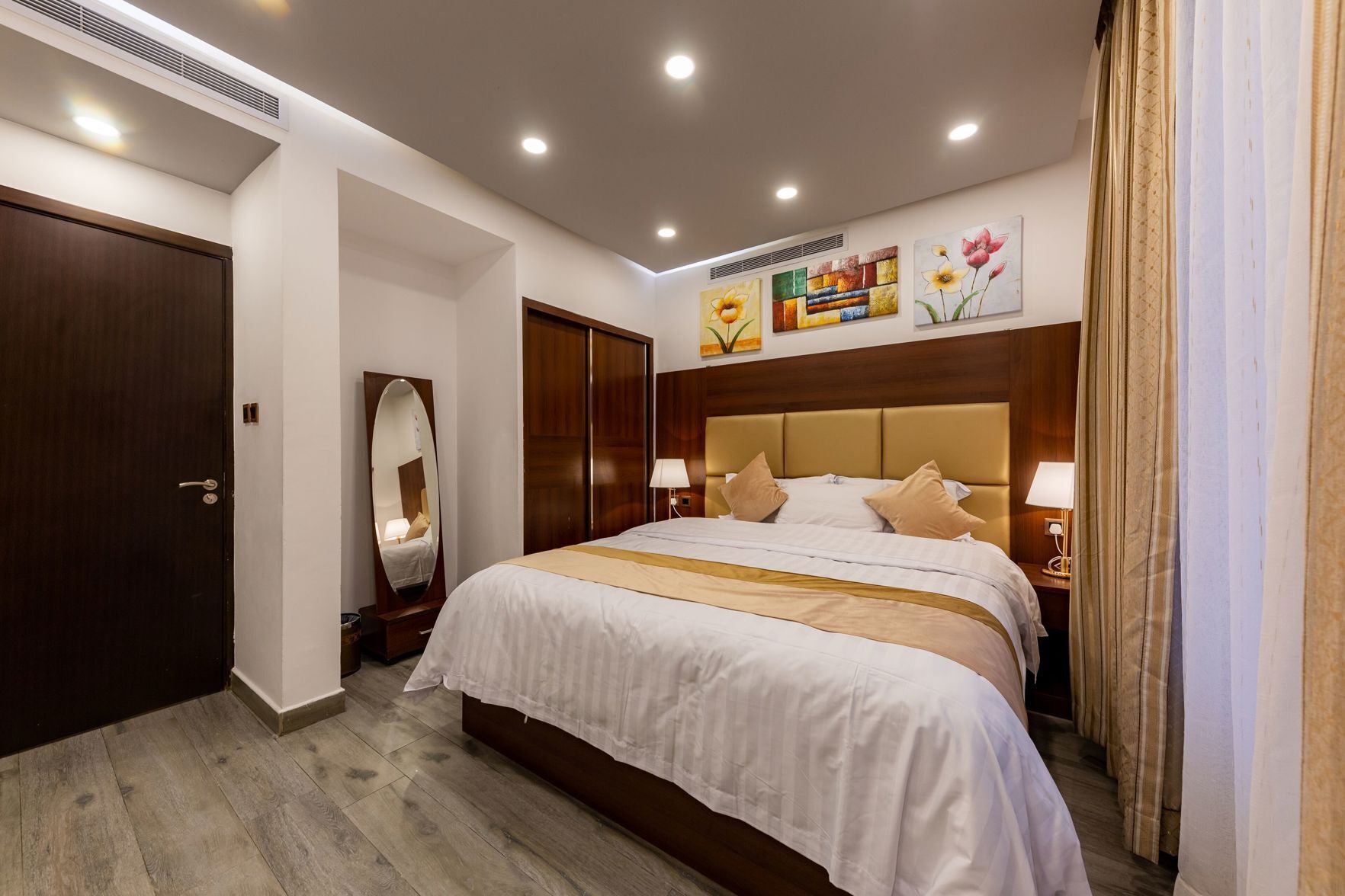 Seprai katun Mesir, seprai premium, minibar, dan brankas