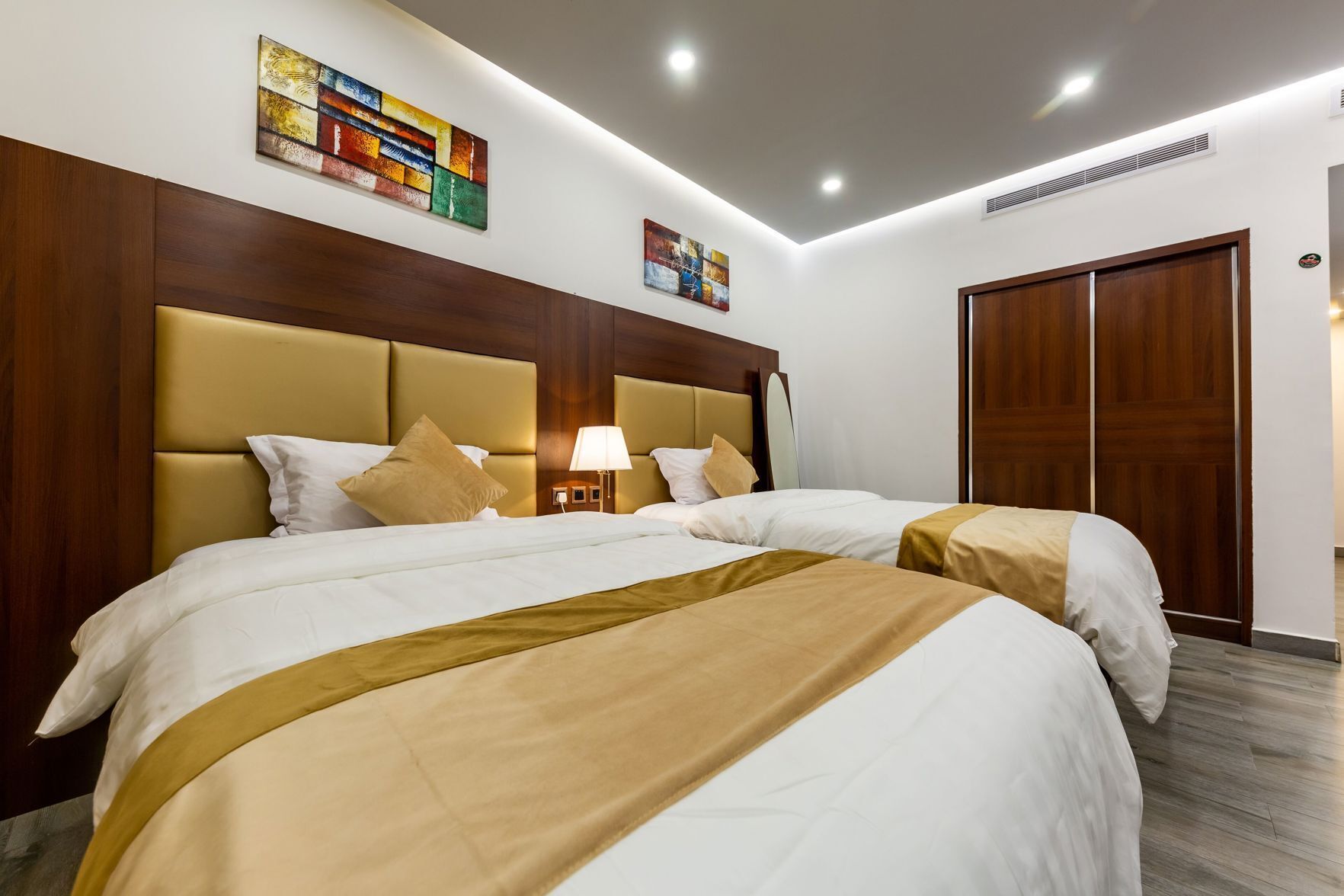 Seprai katun Mesir, seprai premium, minibar, dan brankas