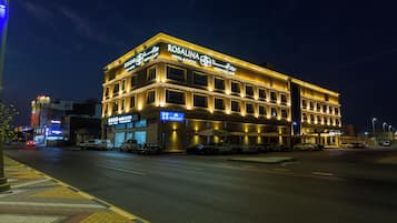 Un hotel de varios pisos con un letrero llamativo.