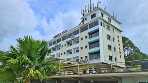 A multi-story hotel with a flat roof and a sign reading "MERDEKA HOTEL". - Merdeka Hotel (Kluang)