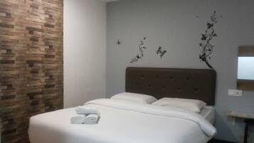 Habitación estándar, 1 cama de matrimonio | Escritorio y wifi gratis