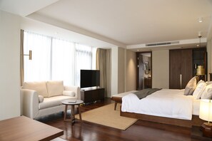 Minibar, in-room safe, desk, blackout drapes - Seclusive Life in Jiangnan •Canal Yard (Hangzhou)