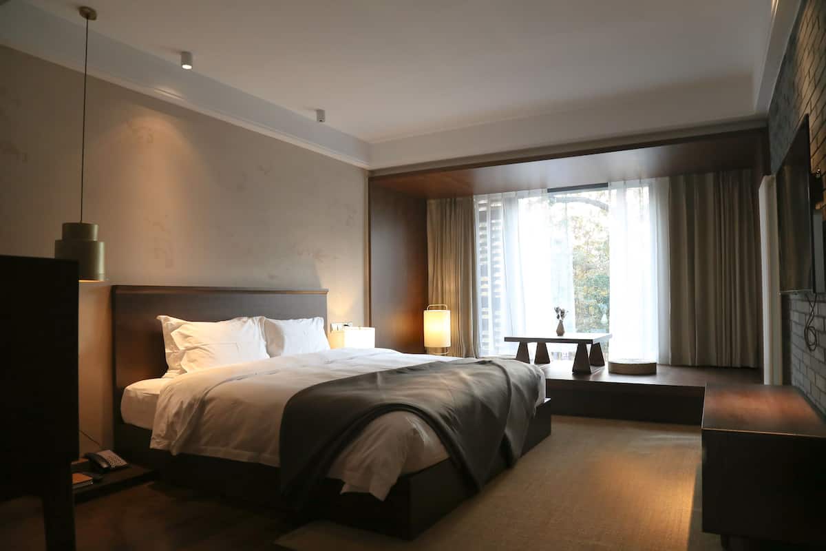 Habitación doble Deluxe, vista al río | Minibar, caja de seguridad en la habitación y escritorio