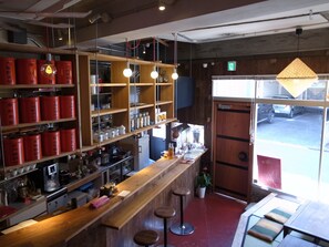 Lobby sitting area - Kawaramachi Dormitory - Hostel (Takamatsu)
