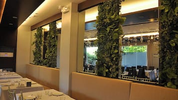 供應早餐、午餐、晚餐;中國菜