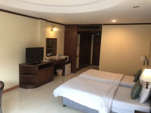 Premium Twin Room | In-room safe, desk, rollaway beds, free WiFi - Centre Point Nanai (Patong)