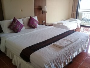 Kamar Triple Keluarga, 1 kamar tidur | Brankas, meja kerja, tempat tidur lipat/tambahan, dan Wi-Fi gratis