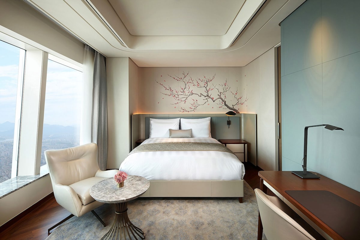 Ropa de cama de alta calidad, minibar, caja fuerte y escritorio